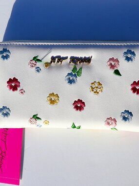 NWT Betsey Johnson White Floral Embroidered Zip Around Clutch Wristlet Wallet
